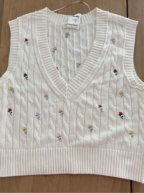 Free People NWT Cream Cable-Knit Floral Embroidered V-Neck Sweater Vest, large